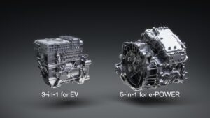 Nissan hat die nächste Generation elektrifizierter Antriebe präsentiert. Der „X-in-1“-Prototyp kombiniert die Kernkomponenten, die sowohl im e-POWER System als auch in vollelektrischen Antrieben zum Einsatz kommen. Während der „3-in-1“-Prototyp für Elektrofahrzeuge Elektromotor, Wechselrichter und Untersetzungsgetriebe enthält, kommen in der „5-in-1“-Variante für Modelle mit e-POWER zusätzlich ein Generator und ein Übersetzungsgetriebe zum Einsatz.