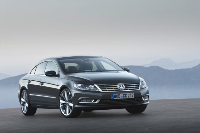 Der neue Volkswagen CC Weltpremiere bei der Los Angeles Auto Show Neuer VW CC mit Bi-Xenon Scheinwerfen Serienmäßig