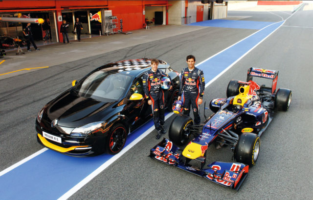 Renault Megane R.S. Red Bull Racing mit Sebastian Vettel und Mark Webber neben Formel 1 Boliden