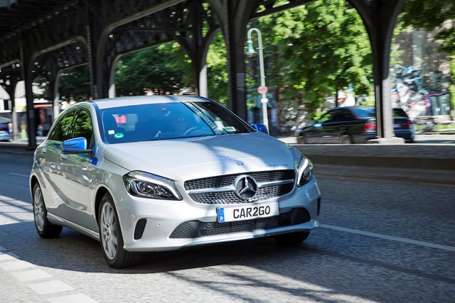 300 Mercedes-Benz Fahrzeuge von car2go stehen den Kunden ab 27. Juni 2016 in Berlin für die spontane Anmietung zur Verfügung. 300 Mercedes-Benz Fahrzeuge von car2go stehen den Kunden ab 27. Juni 2016 in Berlin für die spontane Anmietung zur Verfügung.