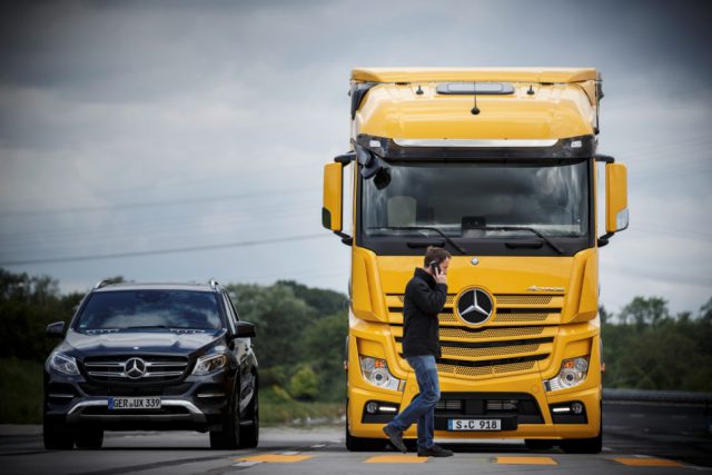 Mercedes Actros mit Active Brake Assist 4 und Abbiege-Assistent