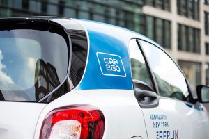 Die blau-weißen smarts bekommen Zuwachs: car2go erweitert seine Flotte in Berlin um Mercedes-Modelle.