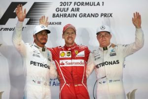 Formel 1 GP Bahrain 2017  Lewis Hamilton, Sebastian Vettel, Valtteri Bottas (v.l.n.r.) 