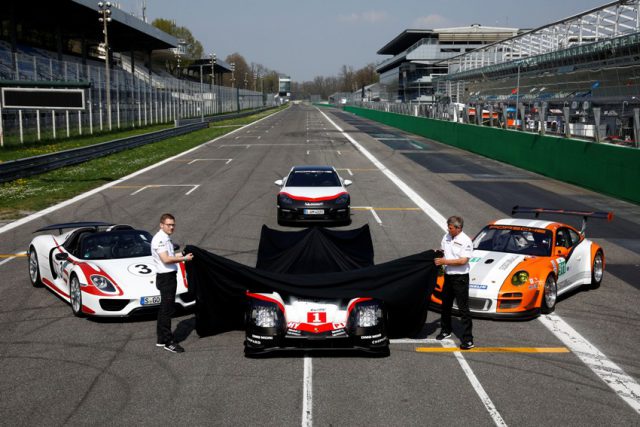 Vorstellung Porsche 919 Hybrid, Andreas Seidl, Teamchef Porsche LMP Team, Fritz Enzinger, Leiter LMP1 (l-r), Porsche 918 Spyder, 911 GT3 R Hybrid, Panamera Turbo S E-Hybrid (hinten)