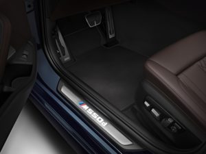 Neuer BMW M550d xDrive Einstiegsblenden mit beleuchtetem M550d Schriftzug