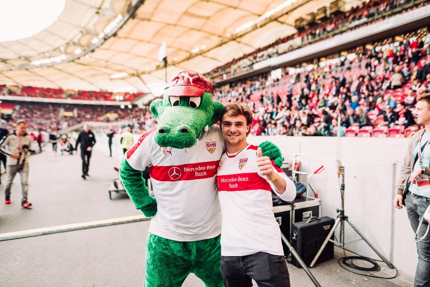 DTM 2017 Lucas Auer zu Besuch beim VfB Stuttgart Spiel