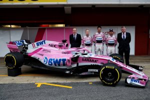 Force India VJM 11 mit Team Mitgliedern und F1 Piloten Foto: © Sahara Force India F1