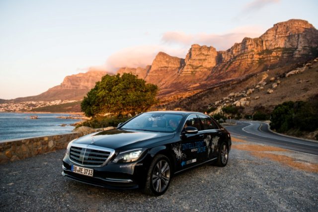 Mit dem Intelligent World Drive testet Mercedes-Benz mit einem Erprobungsfahrzeug auf Basis der S Klasse automatisierte Fahrfunktionen Fokus in Südafrika lag auf der Fußgängererkennung in vielen ungewohnten Situationen, auf der Validierung des digitalen Kartenmaterials von HERE MAPS Foto: © Daimler AG