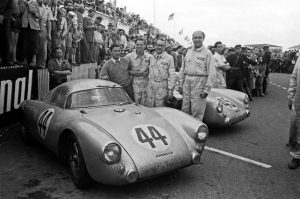 14.06.1953 24-Stunden von Le Mans: Helmut Glöckler und Hans Herrmann (1.v.l.) auf einem 550 Coupé Foto: © Porsche