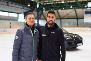 Turbo für Talente: Sami Khedira (Botschafter der Porsche Jugendförderung, re.) und Lutz Meschke (stellvertretender Vorstandsvorsitzender und Vorstand Finanzen und IT, Porsche AG) Foto: © Porsche