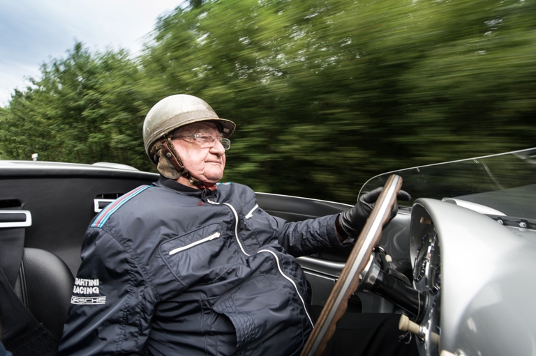 Porsche gratuliert Hans Herrmann zum 90. Geburtstag Foto: © Porsche