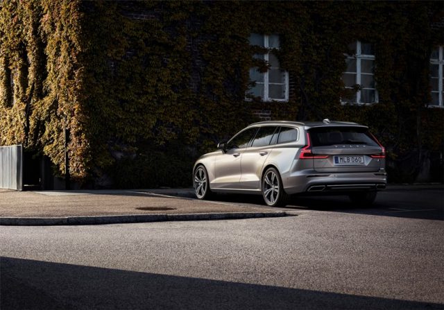 Volvo V60 T6 AWD Inscription, Außenfarbe Pebble Grey Metallic Foto: © Volvo Volvo V60 T6 AWD Inscription, Außenfarbe Pebble Grey Metallic Foto: © Volvo