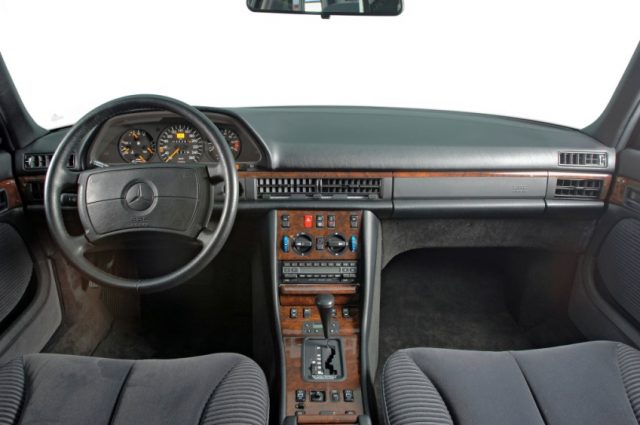 Mercedes-Benz S-Klasse Limousine der Baureihe 126. Die in Lenkrad und Armaturenbrettverkleidung eingeprägte Kennzeichnung SRS AIRBAG verweist darauf, dass dieses Fahrzeug mit Gurtstraffern und Airbags für Fahrer und Beifahrer ausgestattet ist. „SRS“ steht für „Supplementary Restraint System“ – zusätzliches Rückhaltesystem Mercedes-Benz S-Klasse Limousine der Baureihe 126. Die in Lenkrad und Armaturenbrettverkleidung eingeprägte Kennzeichnung SRS AIRBAG verweist darauf, dass dieses Fahrzeug mit Gurtstraffern und Airbags für Fahrer und Beifahrer ausgestattet ist. „SRS“ steht für „Supplementary Restraint System“ – zusätzliches Rückhaltesystem Foto: © Daimler AG