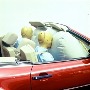 Fahrer- und Beifahrer-Airbag im Mercedes-Benz SL der Baureihe R 129. Bei den Roadstern gehört der Beifahrer-Airbag seit 1992 zur Serienausstattung Foto: © Daimler AG