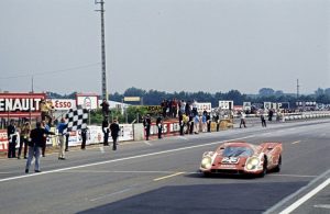 14.06.1970 24-Stunden von Le Mans: Hans Herrmann und Richard Attwood auf einem 917 KH Coupé Nr. 23 - der erste Gesamtsieg für Porsche im Jahr 1970 Foto: © Porsche