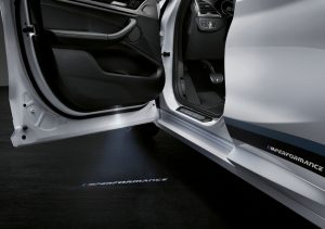 BMW X4 mit BMW M Performance Parts, M LED Türprojektor  Foto: © BMW AG