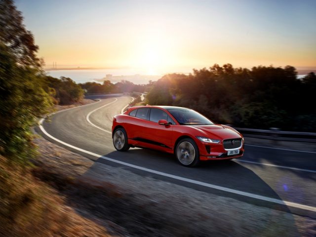 Jaguar I-Pace kombiniert nachhaltige Sportwagen-Performance mit der Praxistauglichkeit eines fünfsitzigen SUV und der nächsten Generation von mit künstlicher Intelligenz Foto: © Jaguar