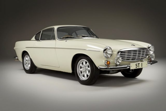 Volvo P1800 S, Modelljahr 1967, aus dem Privatbesitz des britischen Schauspielers Sir Roger Moore. Volvo P1800 S, Modelljahr 1967, aus dem Privatbesitz des britischen Schauspielers Sir Roger Moore. Weltweite Bekanntheit erlangte der Sportwagen als Dienstwagen von Simon Templar in der gleichnamigen TV-Krimiserie, in der Moore die Hauptrolle spielte. In „Simon Templar“ trägt der Sportwagen das berühmte Kennzeichen „ST 1“, angelehnt an die Initialen „ST“ des Hauptdarstellers Foto: © Volvo