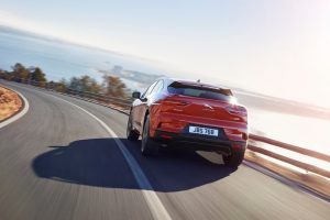 Jaguar I-Pace kombiniert nachhaltige Sportwagen-Performance mit der Praxistauglichkeit eines fünfsitzigen SUV und der nächsten Generation von mit künstlicher Intelligenz Foto: © Jaguar