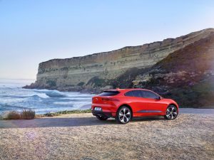 Jaguar I-Pace kombiniert nachhaltige Sportwagen-Performance mit der Praxistauglichkeit eines fünfsitzigen SUV und der nächsten Generation von mit künstlicher Intelligenz Foto: © Jaguar