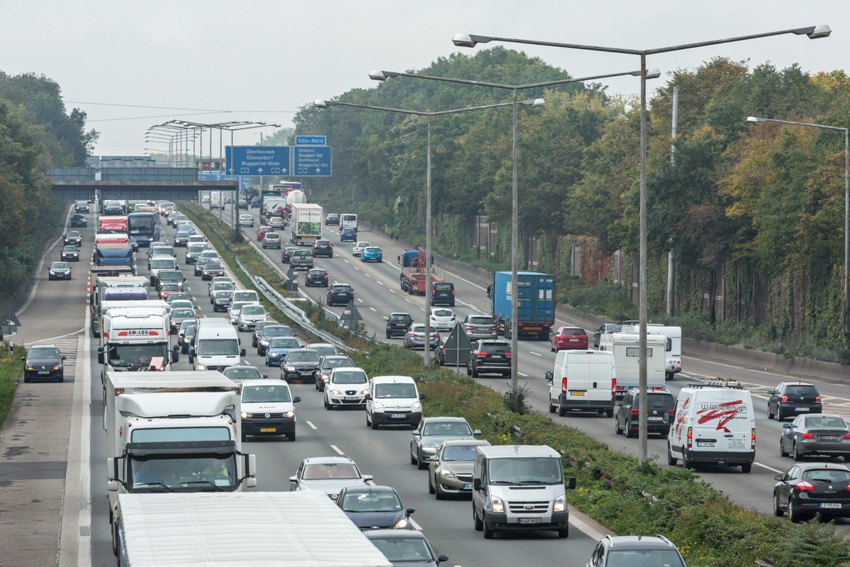 Stau auf Autobahn; A3; Autobahnkreuz Leverkusen © ADAC