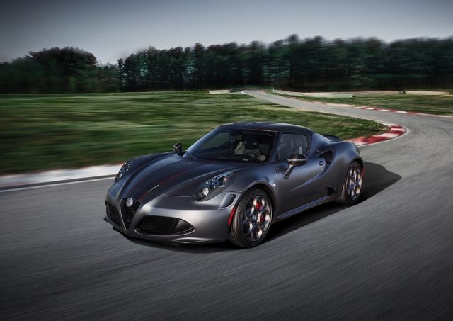 Weltweit nur jeweils 108 Stück verfügbar. Zehn Coupés und zehn Spider kommen nach Deutschland. Alfa Romeo 4C Competizione bringt Rennsport-Atmosphäre pur. &opy; Alfa Romeo