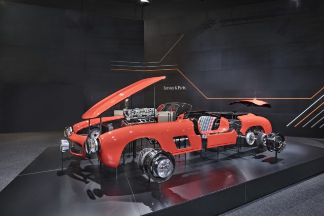 Optimale Passgenauigkeit ab Werk: Mercedes-Benz Classic lässt Karosserie-Blechteile für 300 SL „Gullwing“ aufwendig nachfertigen Ersatzteile für den Mercedes-Benz 300 SL „Gullwing“ (W 198, 1954 bis 1957): Zahlreiche wichtige Teile sind in originaler Werksqualität erhältlich. Foto der Präsentation auf der Techno Classica 2018. © Daimler AG