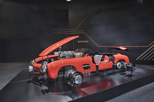 Optimale Passgenauigkeit ab Werk: Mercedes-Benz Classic lässt Karosserie-Blechteile für 300 SL „Gullwing“ aufwendig nachfertigen Ersatzteile für den Mercedes-Benz 300 SL „Gullwing“ (W 198, 1954 bis 1957): Zahlreiche wichtige Teile sind in originaler Werksqualität erhältlich. Foto der Präsentation auf der Techno Classica 2018. © Daimler AG