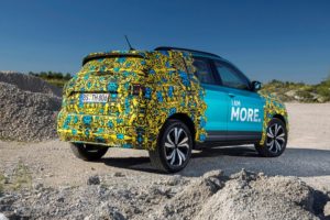 Neuer VW T-Cross Heckansicht Erlkönig T Cross mit ungewöhnlicher Tarnung © Volkswagen