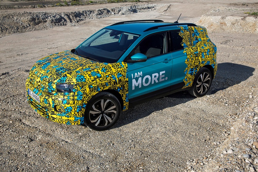 Neuer VW T-Cross Erlkönig T Cross mit ungewöhnlicher Tarnung © Volkswagen