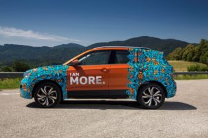 Neuer VW T-Cross Seitenansicht Erlkönig T Cross mit ungewöhnlicher Tarnung © Volkswagen