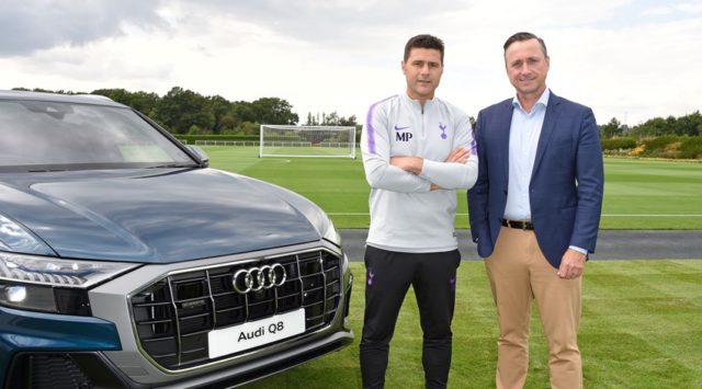 Mauricio Pochettino, Manager von Tottenham Hotspur (links) mit Andrew Doyle, Director von Audi UK (rechts) © AUDI AG / David M. Benett