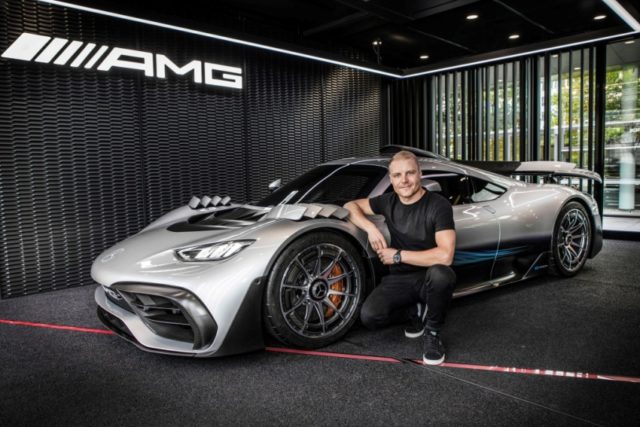 Formel 1 Fahrer Valtteri Bottas informiert sich über den aktuellen Entwicklungsstand des Mercedes-AMG ONE © Daimler AG