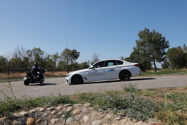 Kollisionswarnung dank Fahrzeug zu Fahrzeug Kommunikation © BMW AG