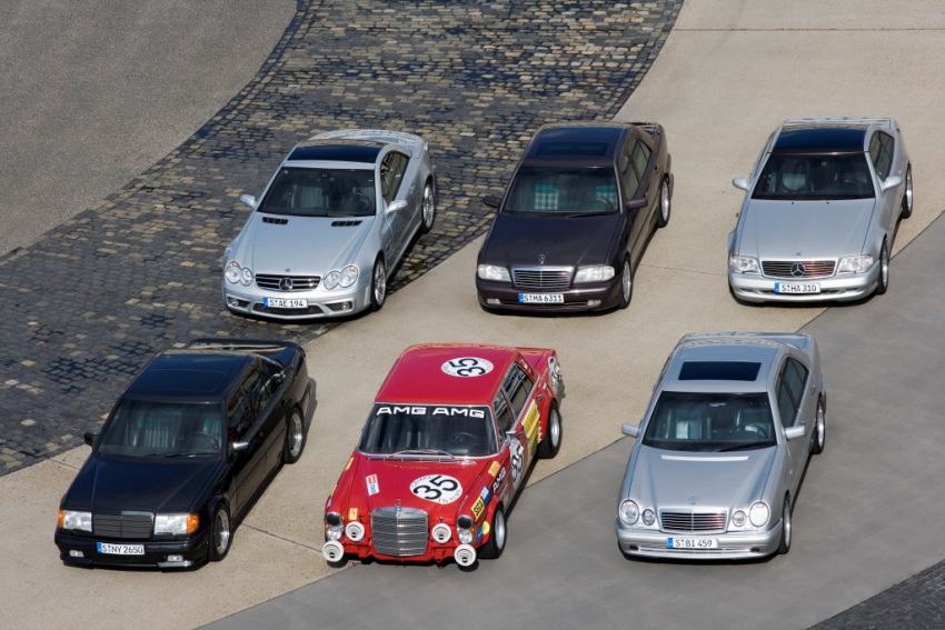 Familienbande: Hochleistungsautomobile aus der Geschichte von AMG. Hinten in der Mitte der C 36 AMG der Baureihe 202, links daneben der SL 55 AMG (R 230), rechts daneben der SL 73 AMG (R 129). Vordere Reihe, von links: 300 E 6.0 AMG (W 124), 300 SEL 6.8 AMG (W 109) und E 50 AMG (W 210). Foto aus dem Jahr 2007 © Daimler AG