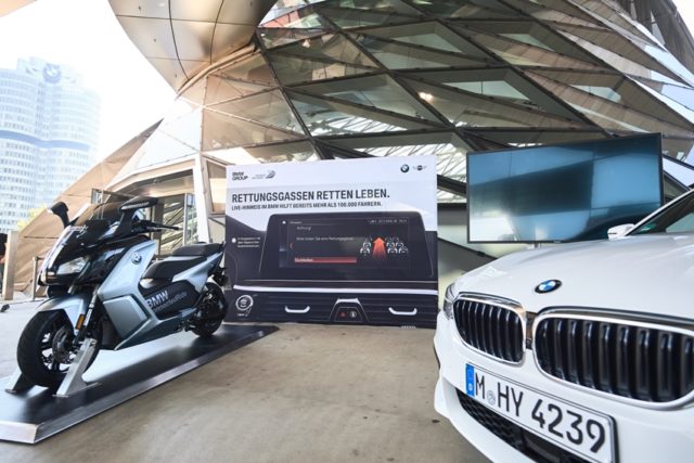 Neues Sicherheits-Feature für BMW PKW und Motorrad Live-Hinweis zur Bildung einer Rettungsgasse.© BMW AG