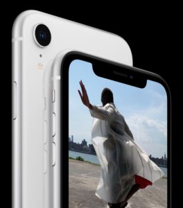 iPhone XR Die gleiche 12 Megapixel Kamera mit Weitwinkelobjektiv und ƒ/1.8 Blende wie das iPhone Xs für beeindruckende Fotos und Videos © Apple