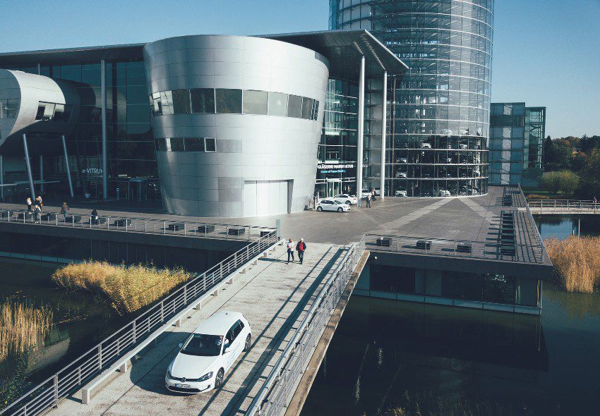 Der Kundenturm e-Tower in der Gläsernen Manufaktur Dresden wurde nach neunmonatiger Umbauzeit wieder eröffnet. Gläserne Manufaktur Dresden: Fahrzeug-Auslieferung im e-Tower wird zum digitalen Event © Volkswagen AG