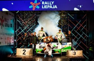 Das SKODA AUTO Deutschland Duo Fabian Kreim/Frank Christian feiert mit dem ganzen Team den dritten Gesamtrang in der U28-Wertung der Rallye-Europameisterschaft (ERC). © Skoda Motorsport