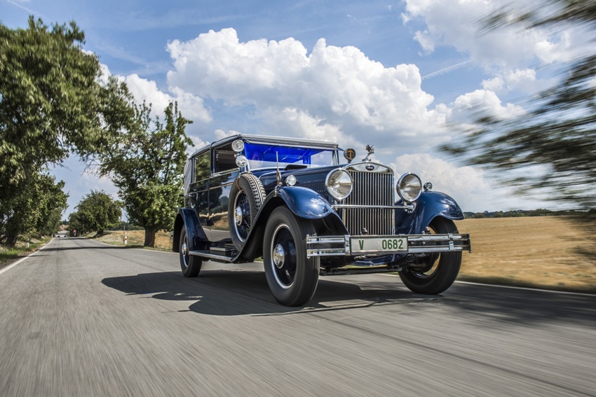 Topmodell SKODA 860 mit Achtzylindermotor erstrahlt in neuem Glanz. Nach zweijähriger Restaurierung präsentiert der Automobilhersteller ein Cabriolet vom Typ SKODA 860 in seiner Dauerausstellung im ŠKODA Museum in Mladá Boleslav. Das wertvolle Exponat von 1932 verfügt über einen Achtzylinder-Reihenmotor mit 3,9 Liter Hubraum und einer Leistung 44 kW (60 PS). Die Höchstgeschwindigkeit des 5,5 Meter langen Fahrzeugs liegt bei 110 km/h © Skoda