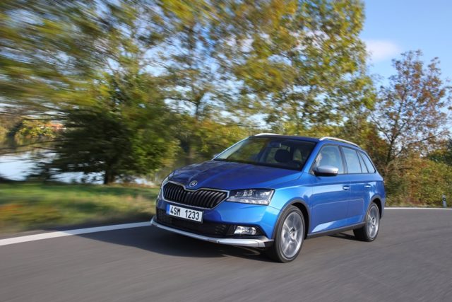 Skoda FABIA COMBI SCOUTLINE Skoda FABIA COMBI SCOUTLINE Der mattschwarze SCOUTLINE-Frontspoiler mit silbernen Applikationen verstärkt die dynamische Wirkung des Kühlergrills und der flachen Scheinwerfer © Skoda