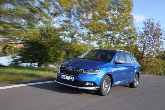 Skoda FABIA COMBI SCOUTLINE Der mattschwarze SCOUTLINE-Frontspoiler mit silbernen Applikationen verstärkt die dynamische Wirkung des Kühlergrills und der flachen Scheinwerfer © Skoda