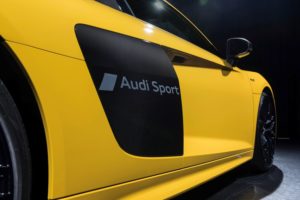 Audi hat ein Verfahren zur partiellen Mattierung von lackierten Oberflächen entwickelt. Mit diesem Verfahren wurde der Schriftzug „Audi Sport“ auf den Audi R8 geprägt © Audi AG