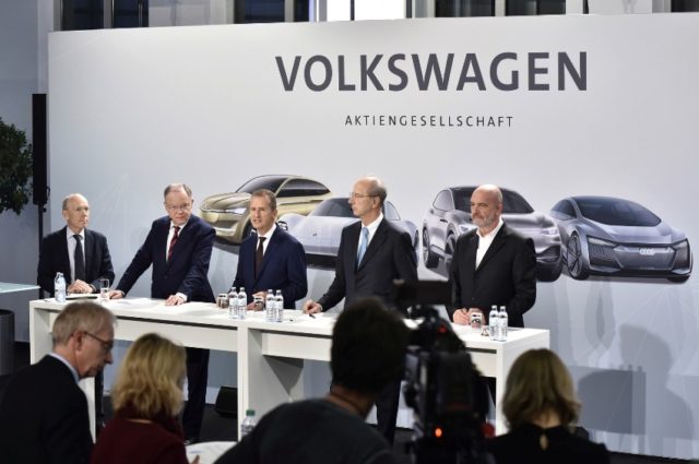 Volkswagen investiert in die Zukunft Von links: Stephan Weil, Ministerpräsident des Landes Niedersachsen, Dr. Herbert Diess, Vorstandsvorsitzender der Volkswagen AG, Hans Dieter Pötsch, Vorsitzender des Aufsichtsrats der Volkswagen AG, Bernd Osterloh, Vorsitzender des Gesamt- und Konzernbetriebsrats © Volkswagen AG