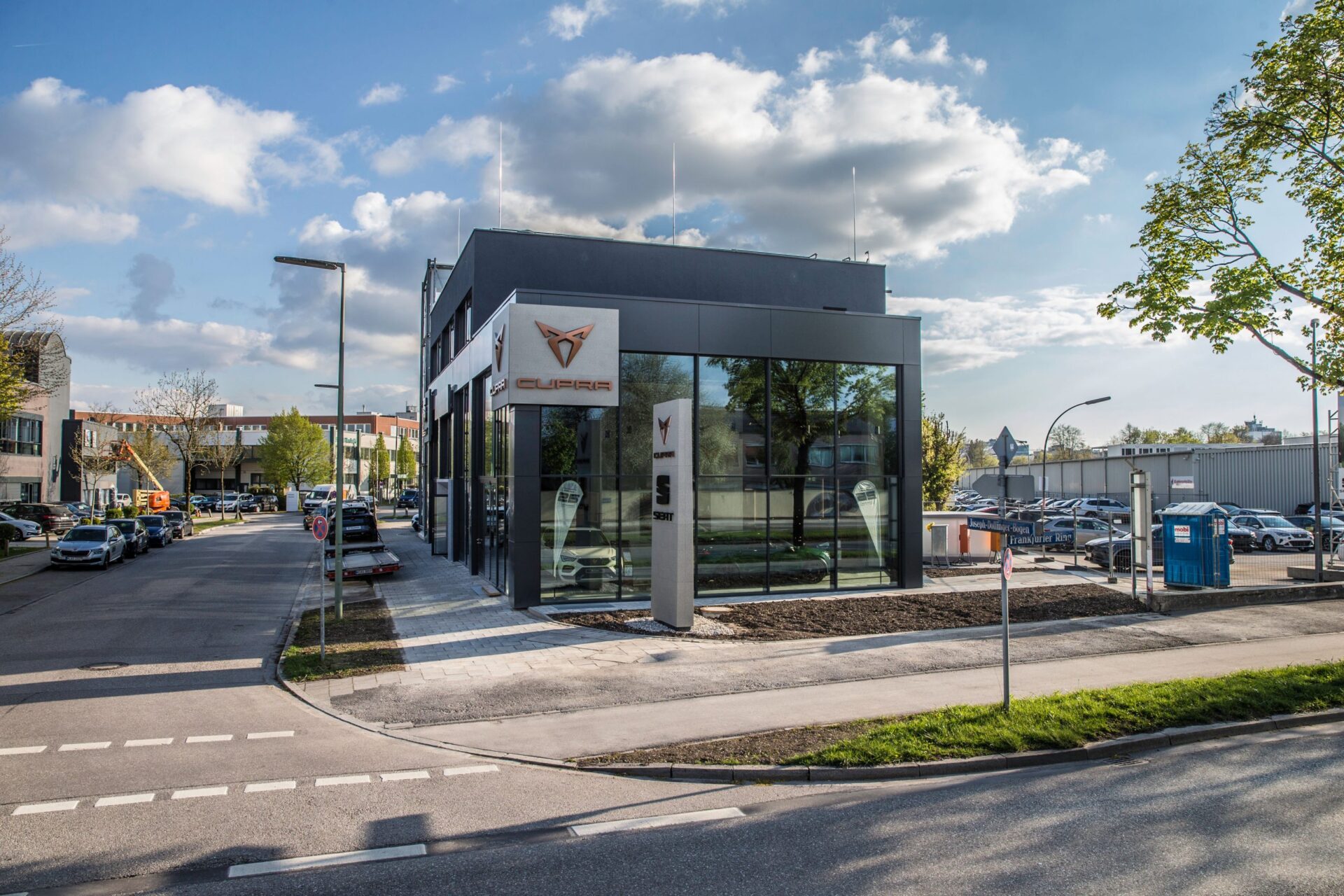 CUPRA, die Zweite: Mit dem Showroom am Frankfurter Ring stellte die Auto & Service PIA GmbH ihren nächsten Umbau in München fertig