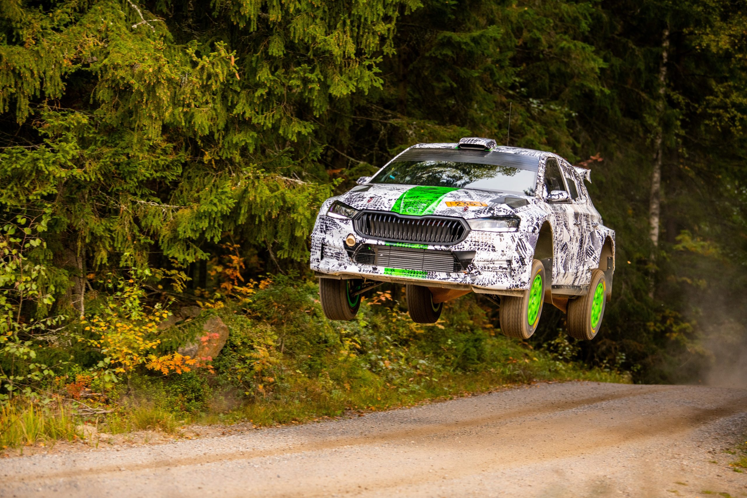 KODA Motorsport arbeitet intensiv an optimaler Gewichtsverteilung des neuen ŠKODA FABIA Rally2: Die neue Generation des ŠKODA FABIA Rally2 im Flug – die finnischen Schotterpisten sind das ideale Testgelände für die Chassis-Entwicklung.