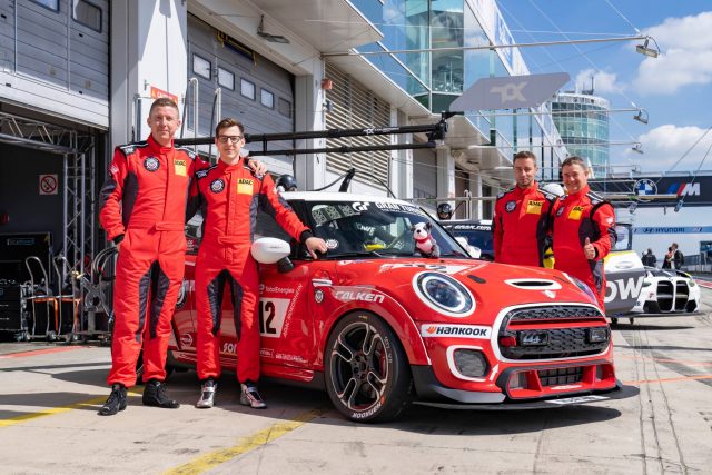 MINI John Cooper Works 24h Rennen Nürburgring 2022 ens Dralle (GER), Markus Fischer (AUT), Danny Brink (GER), Uwe Krumscheid (GER), (v.l.n.r.) © BMW AG MINI John Cooper Works 24h Rennen Nürburgring 2022