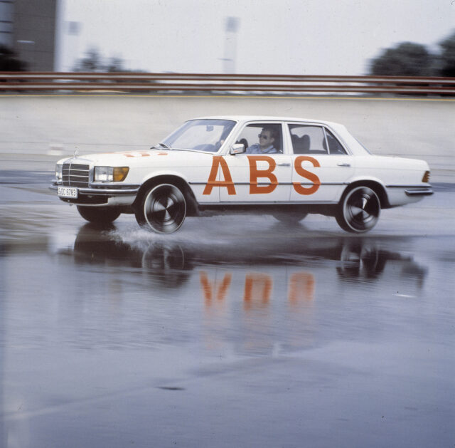 Heute nicht mehr wegzudenken, war das Antiblockiersystem (ABS) bei seiner Einführung 1978 in der damaligen Mercedes-Benz S-Klasse (W116) revolutionär. Mit ABS wird das Blockieren der Räder beim Bremsen verhindert.