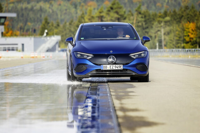 Pionier für mehr Sicherheit: Mercedes-Benz will unfallfreies Fahren realisierenPioneer for increased safety: Mercedes-Benz wants to make accident-free driving a reality EQE_Mue-Split Bremsung