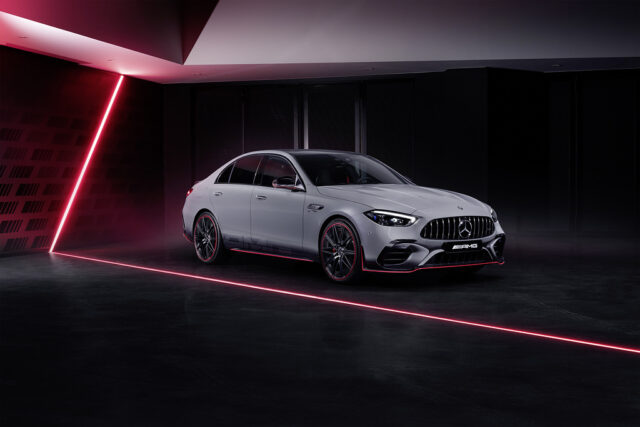 Exklusive „F1 Edition“ für E PERFORMANCE Limousine und T-Modell von Mercedes-AMG Der neue Mercedes-AMG C 63 S E PERFORMANCE (Kraftstoffverbrauch gewichtet, kombiniert: 6,9 l/100 km; CO2 Emissionen gewichtet, kombiniert: 156 g/km; Stromverbrauch gewichtet, kombiniert: 11,7 kWh/100 km) als F1 Edition.